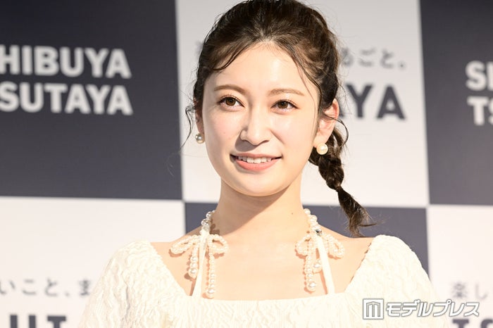 吉田朱里、抜群スタイル輝く水着姿披露「可愛すぎ」「脚綺麗」の声