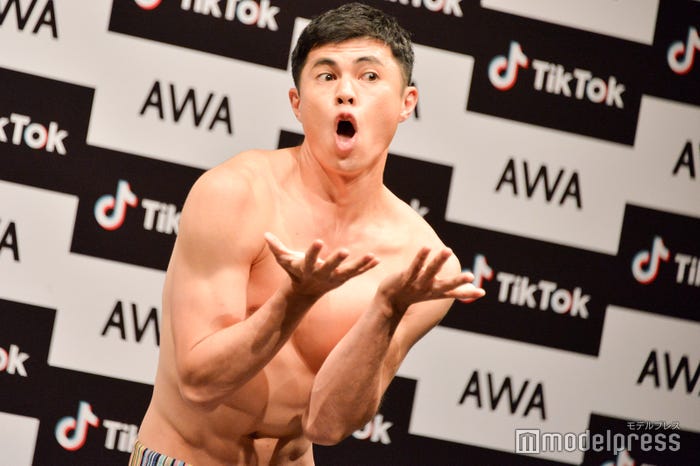 「あわあわダンス」を披露する小島よしお (C)モデルプレス