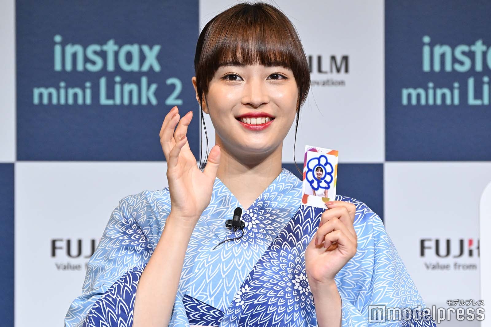 チェキを持つ広瀬すず （C）モデルプレス