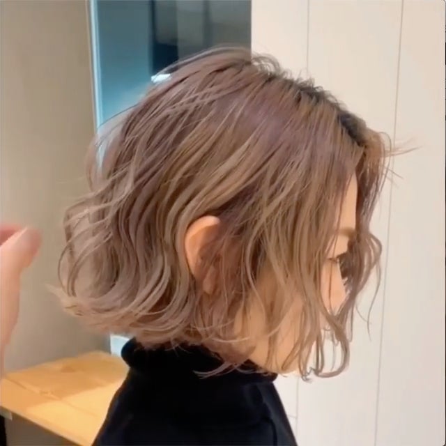 波巻きヘアアレンジをした女性