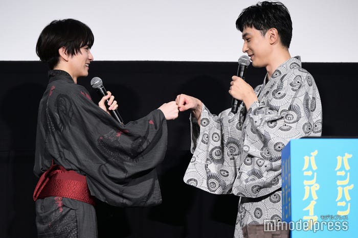 劇中のハンドシェイクを再現する板垣李光人、吉沢亮(C)モデルプレス