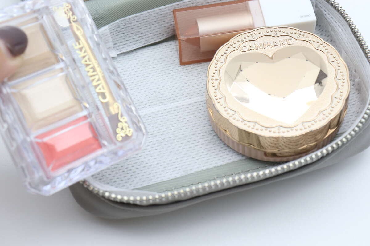 メイクポーチ汚れ防止シート　汚れから守る