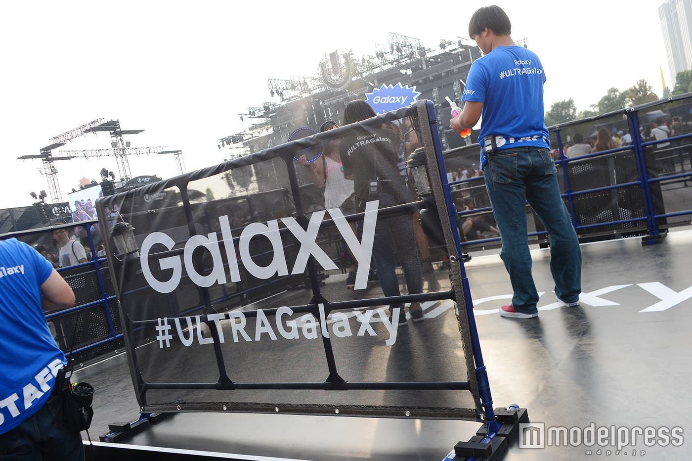 メインエリア内にある客席特設ステージ(C)モデルプレス