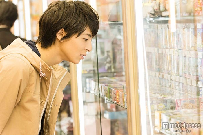 店内をじっくりとチェック(画像提供:所属事務所)