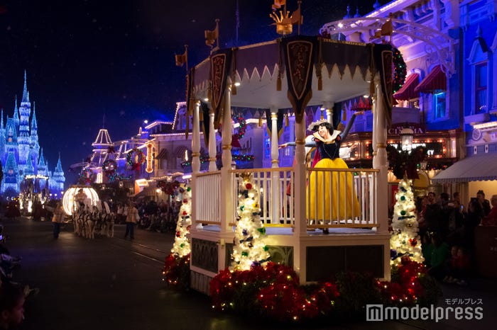 「ミッキーのワンス・アポン・ア・クリスマスタイム・パレード」(C)モデルプレス(C)Disney