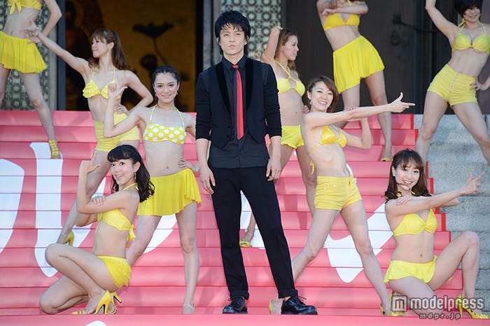 小栗旬と水着ダンサー