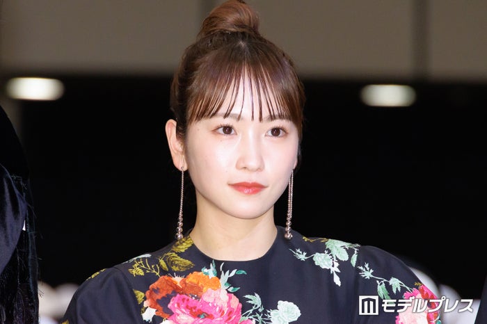 川栄李奈、元AKB48メンバーとのお揃いキャミソール姿に反響「鎖骨くっきりで綺麗」「揃ってスタイル抜群」