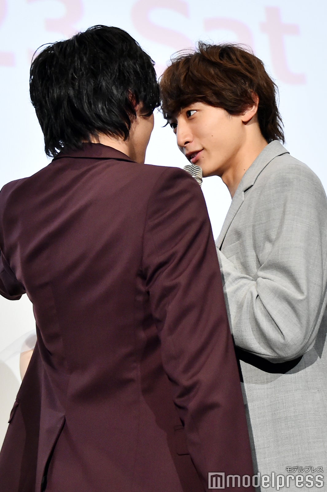 “W壁ドン”を実演中の小関裕太、金子大地（C）モデルプレス