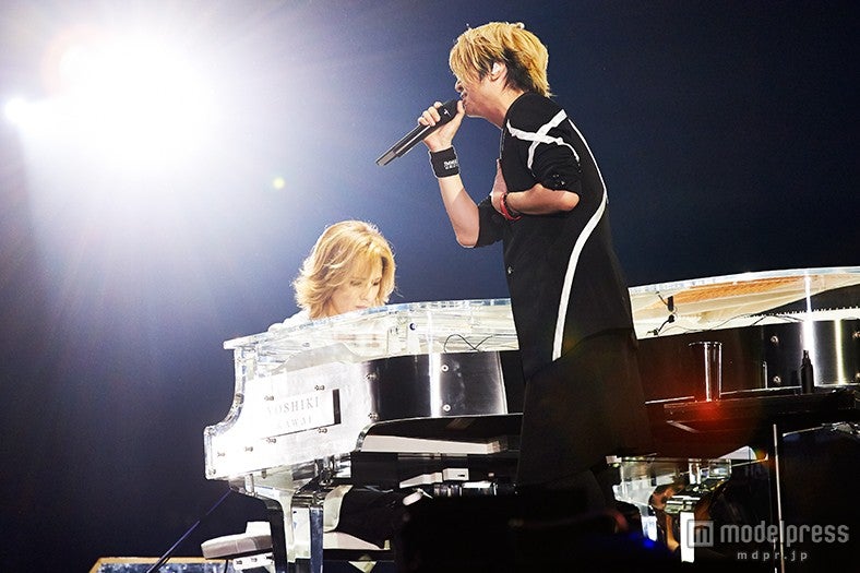 YOSHIKIの演奏でTERUが歌唱