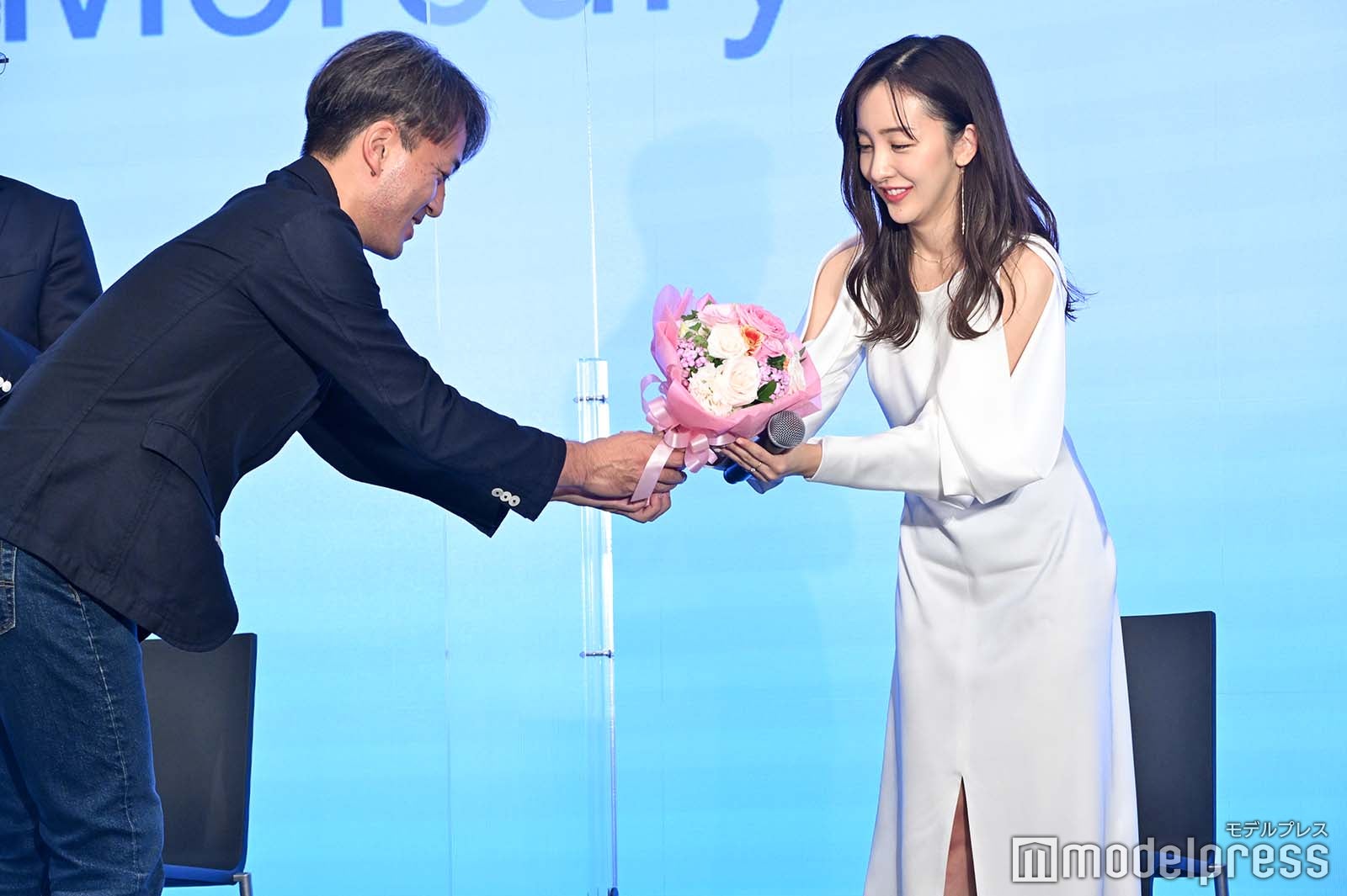 花束を受け取る板野友美 （C）モデルプレス