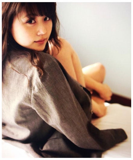 有村架純“美脚チラリ”振り返りショットに反響「ドキッとした」「天使がいる」