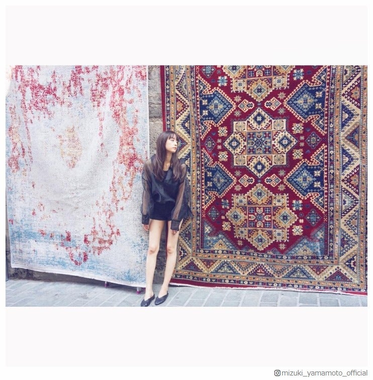 山本美月、ほっそり美脚に絶賛の声 ブラックコーデがSEXY