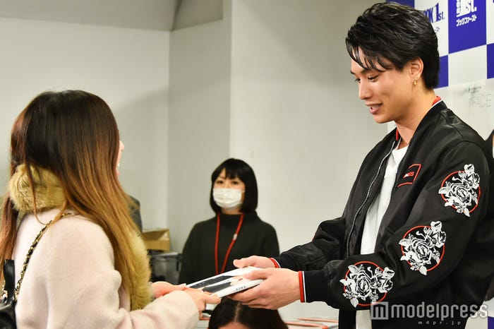『鈴木伸之ファースト写真集“FACE”』お渡し会の様子(C)モデルプレス
