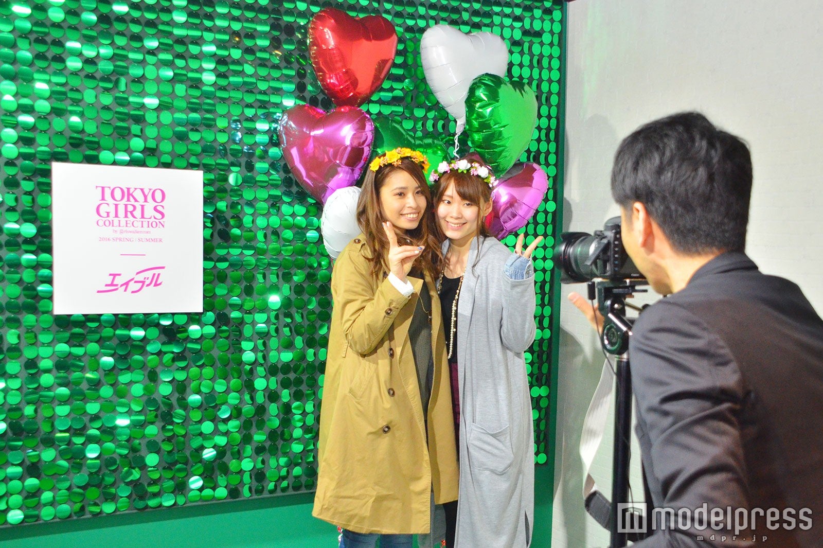 キュートなセットで写真撮影（C）モデルプレス