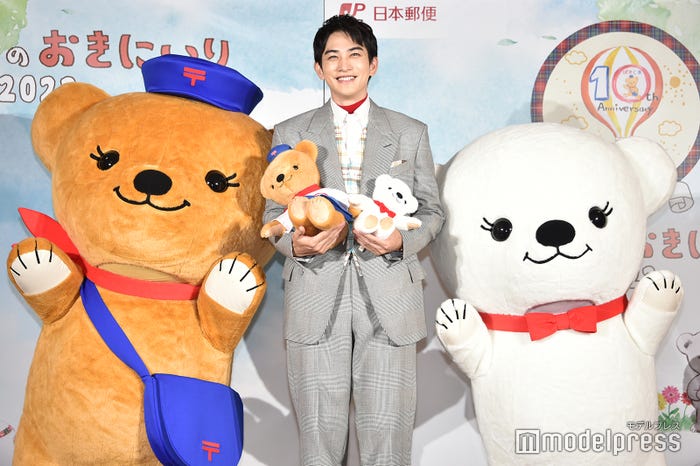 ぽすくま、ぬいぐるみを抱く町田啓太、ぽすこぐま(C)モデルプレス