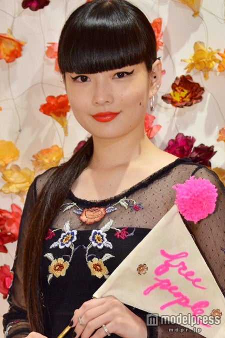 秋元梢、大胆なシースルーで大人セクシーを放出