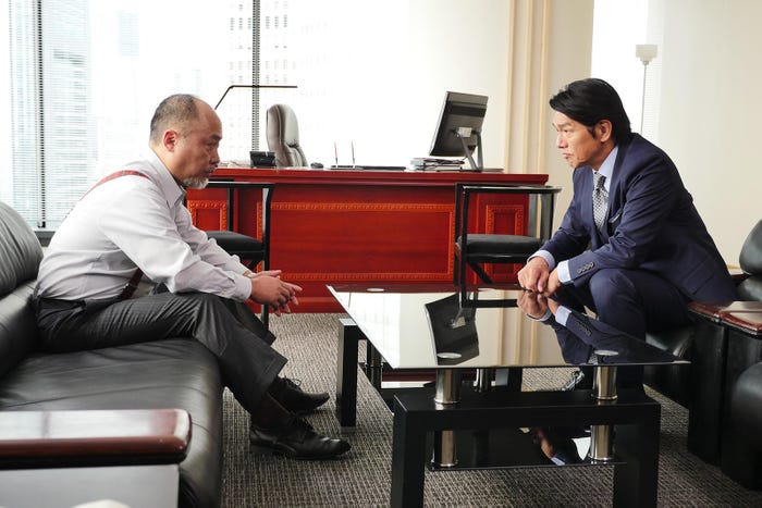 マキタスポーツ、高橋克典「ハイエナ」第5話より(C)ドラマ「ハイエナ」製作委員会