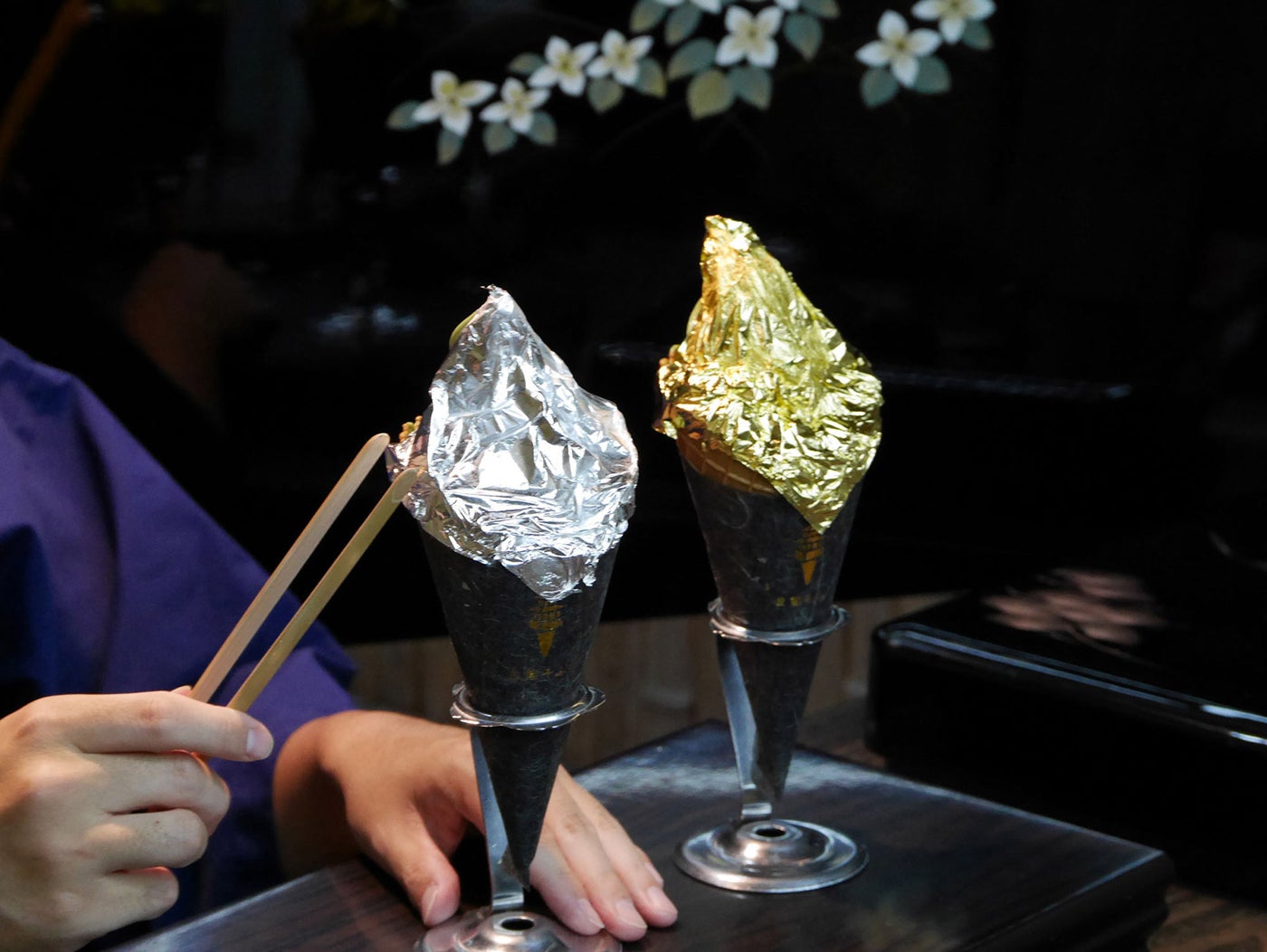 京都の金銀箔専門カフェ「箔匠 きんとぎん」輝くメニューはインパクト大／画像提供：京都箔匠きんとぎん