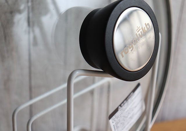ダイソー このまな板スタンド凹んでる と思ったら アレがピタッ 便利すぎるキッチングッズ モデルプレス ダイソー このまな板スタンド凹んでる と思ったら アレがピタッ 便利すぎるキッチングッズ モデルプレス