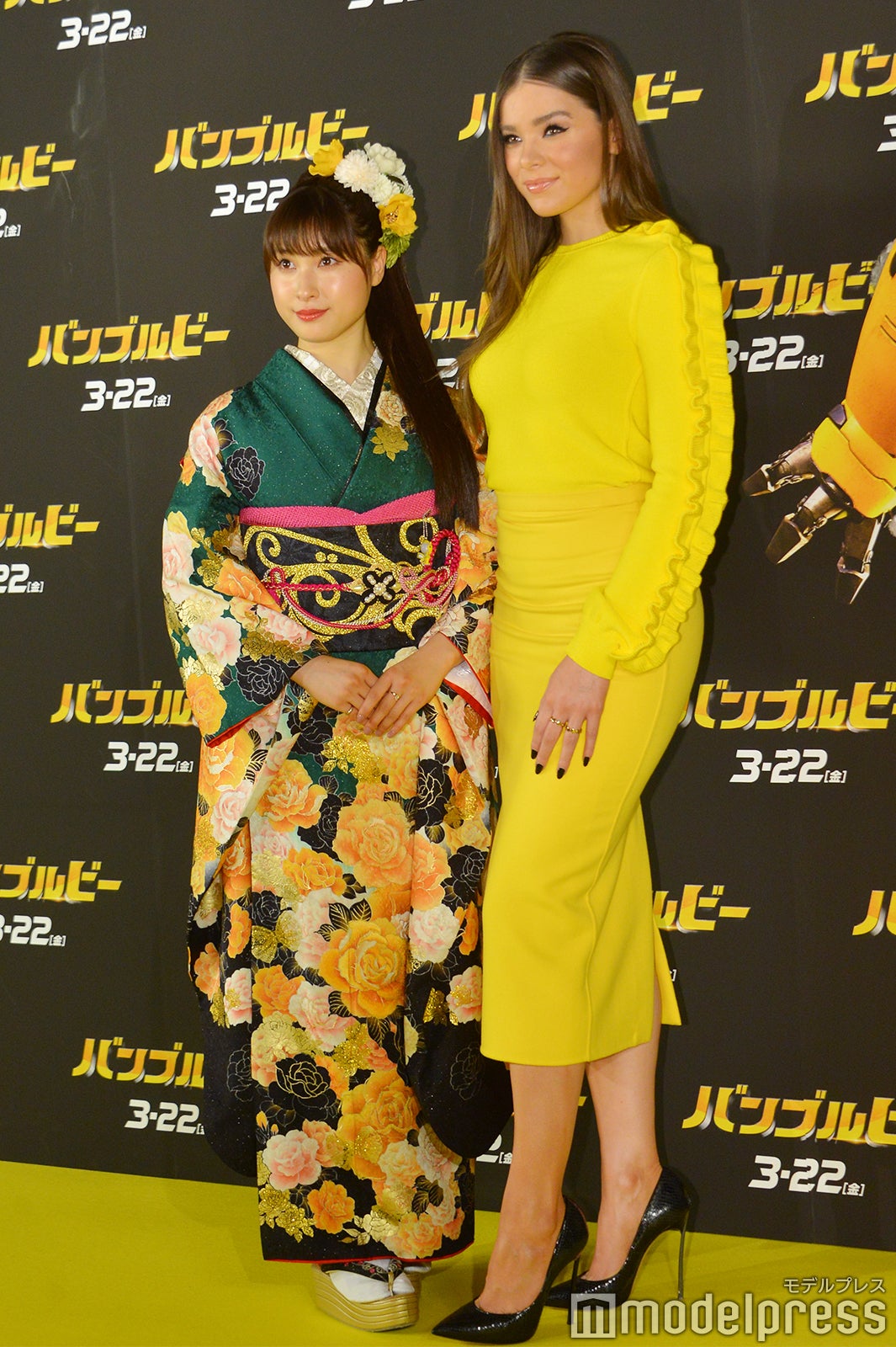 （左から）土屋太鳳、ヘイリー・スタインフェルド （C）モデルプレス