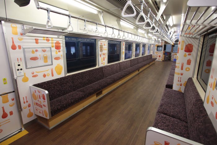 信楽高原鐵道スカーレットラッピング列車内(提供写真)