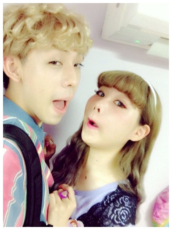 デートをするぺことりゅうちぇる/ぺこオフィシャルブログより(Ameba)