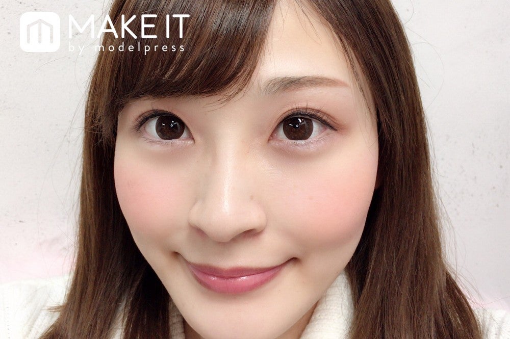 ピンクのチークの上に「プレスト チークカラー Ｎ」“15”使用 (C)メイクイット