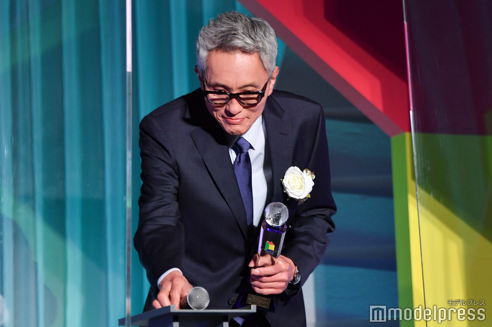 マイクを置く松重豊 （C）モデルプレス