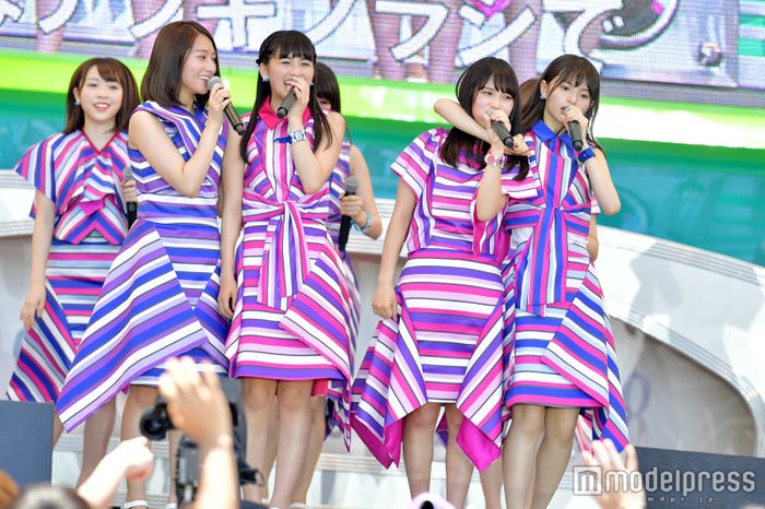 与田祐希を“離さない”齋藤飛鳥(C)モデルプレス