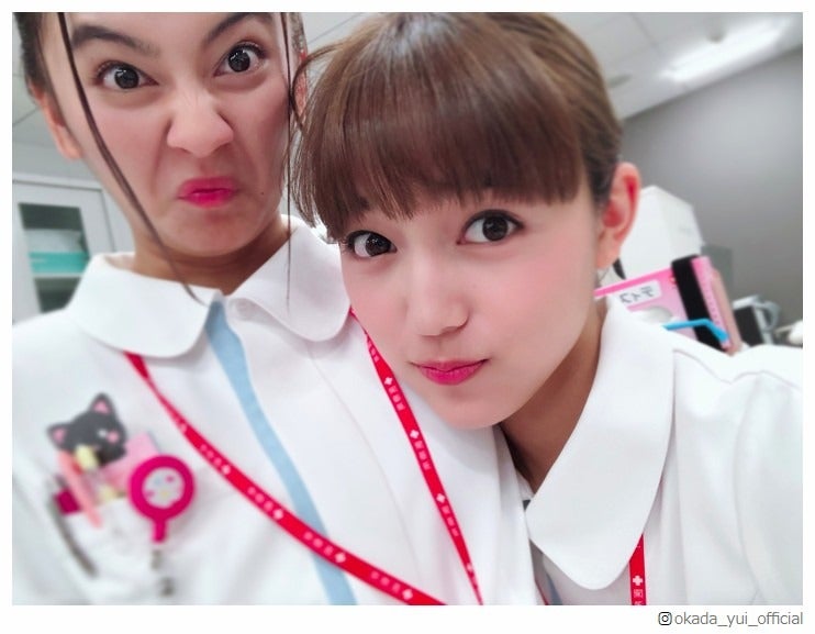 川口春奈＆岡田結実、白衣姿の“変顔2ショット”に反響