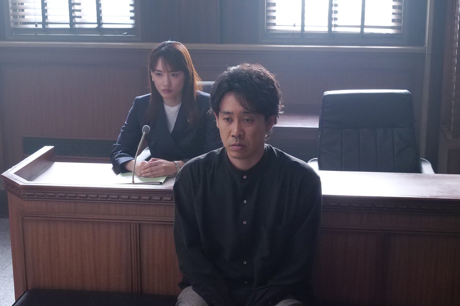 綾瀬はるか、大泉洋／「元彼の遺言状」第10話より（C）フジテレビ