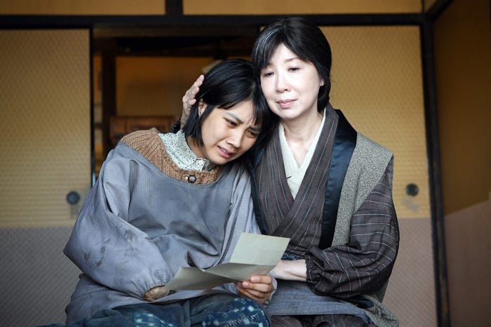 松本穂香、伊藤蘭/「この世界の片隅に」最終話より(C)TBS