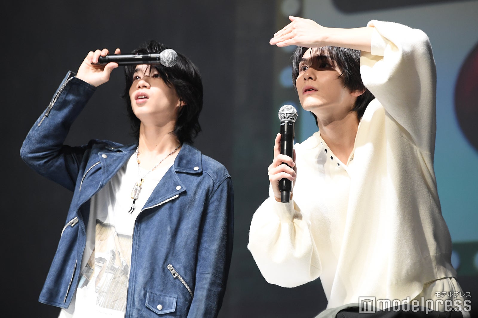 抽選に当たった人を探す森愁斗、山下幸輝（C）モデルプレス