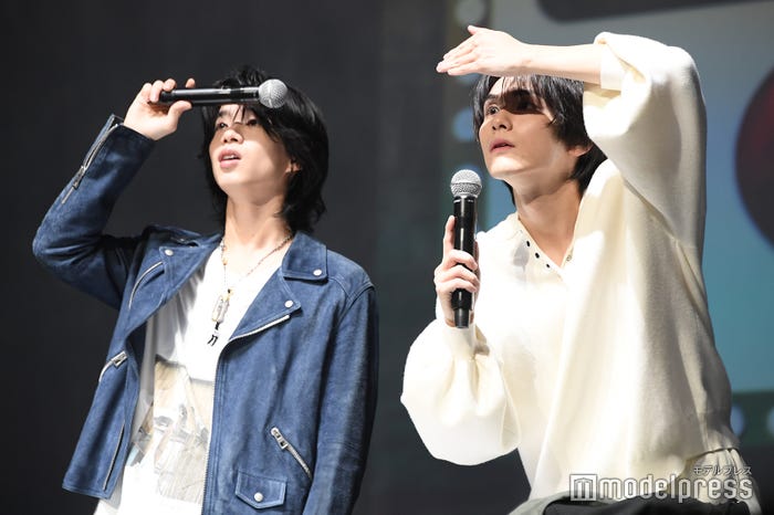 抽選に当たった人を探す森愁斗、山下幸輝(C)モデルプレス