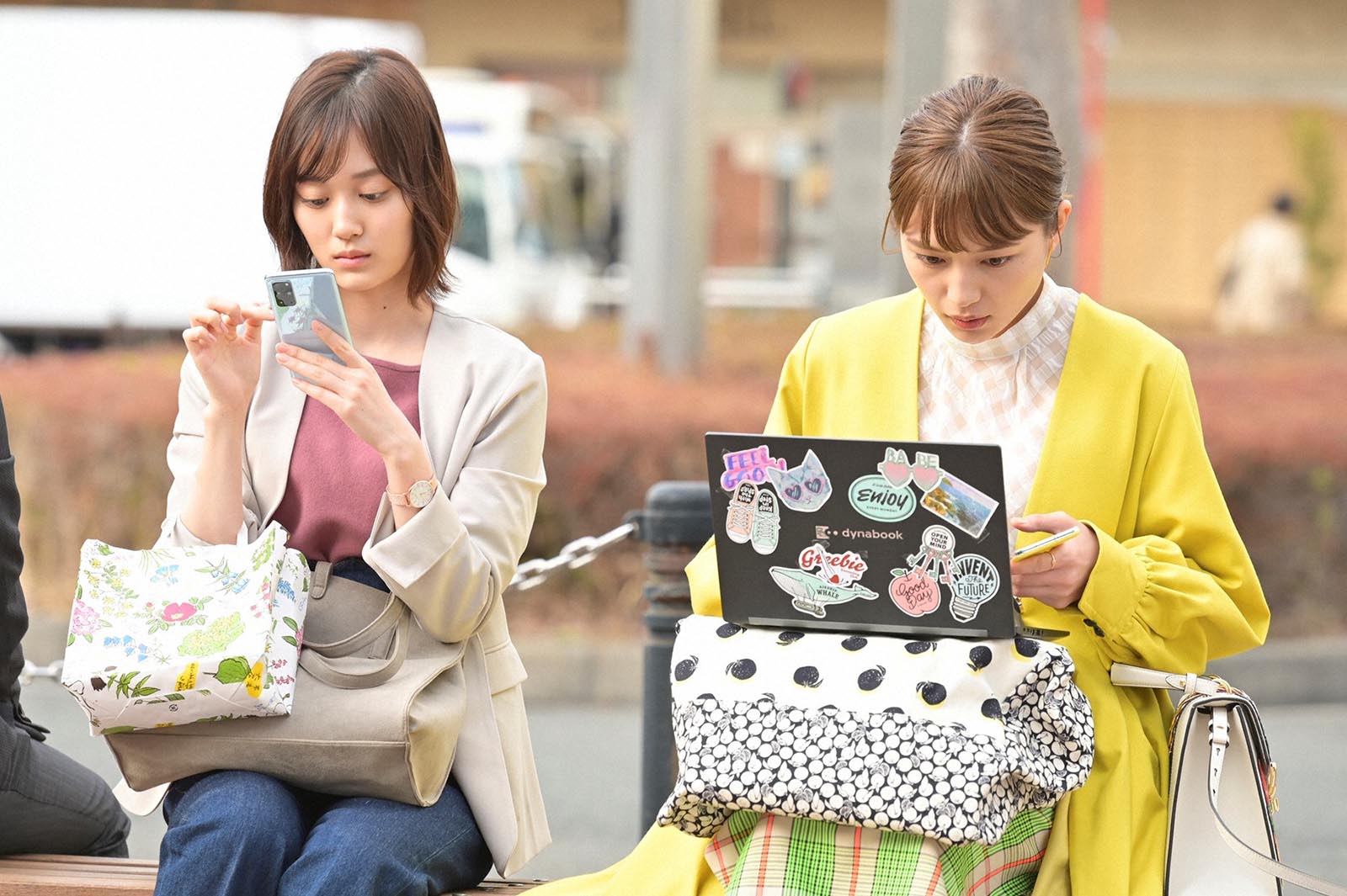 山下美月、川口春奈「着飾る恋には理由があって」第1話より（C）TBS