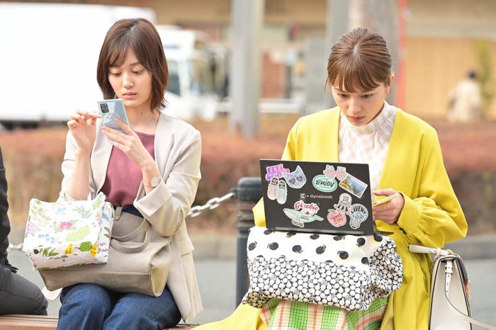 山下美月、川口春奈「着飾る恋には理由があって」第1話より(C)TBS