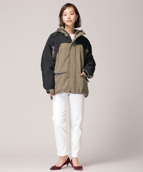 40代女性のマウンテンパーカー着こなし術 人気色を使ったきれいめコーデ モデルプレス