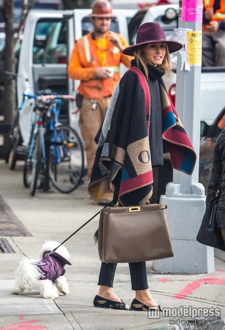 オリヴィア・パレルモ、犬の散歩も超おしゃれ