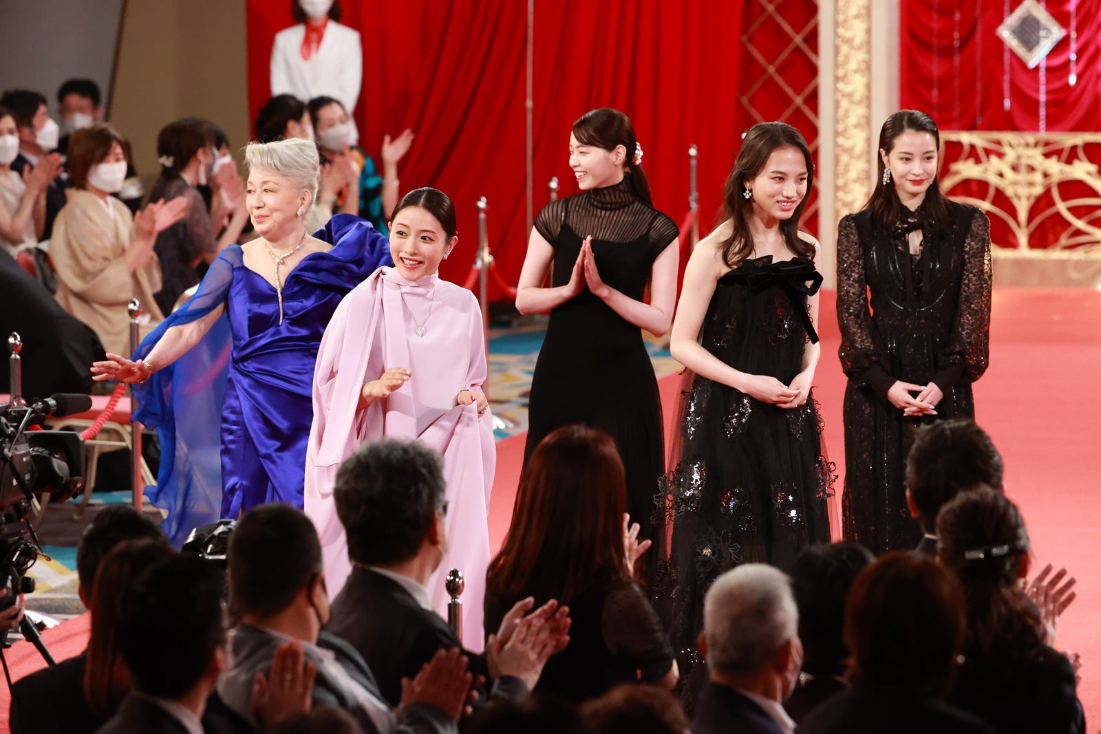 草笛光子、石原さとみ、西野七瀬、清原果耶、広瀬すず（C）東京写真記者協会