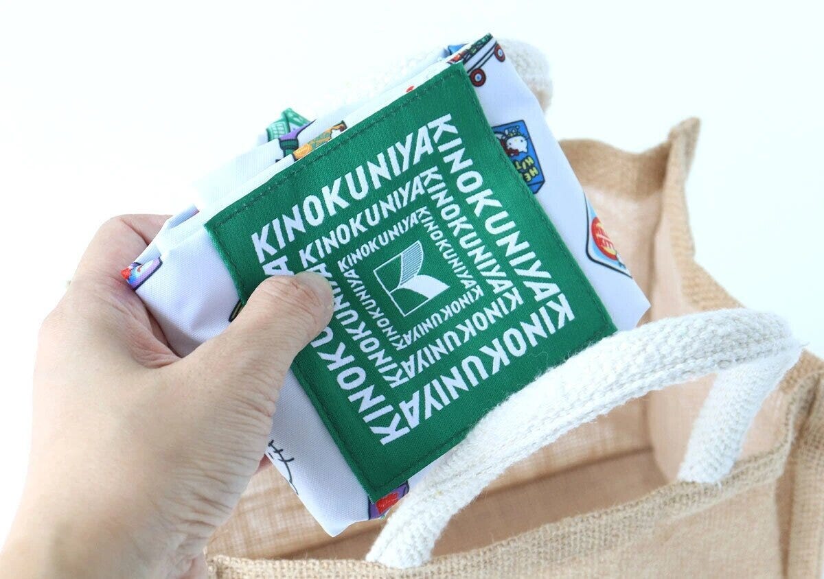 紀ノ国屋×ハローキティ保冷・保温バッグをたたんで手に持っている様子