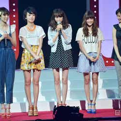 剛力彩芽を紹介する(左から)岡本あずさ、波瑠、桐谷美玲、佐藤ありさ、大政絢