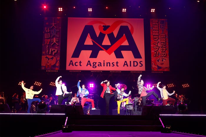 (左から)猪塚健太、三浦春馬、水田航生、岸谷五朗、平間壮一、寺脇康文、植原卓也(画像提供:アミューズ)