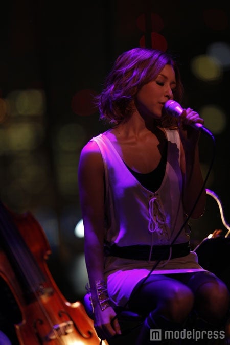「MTV Unplugged」に出演したBENI