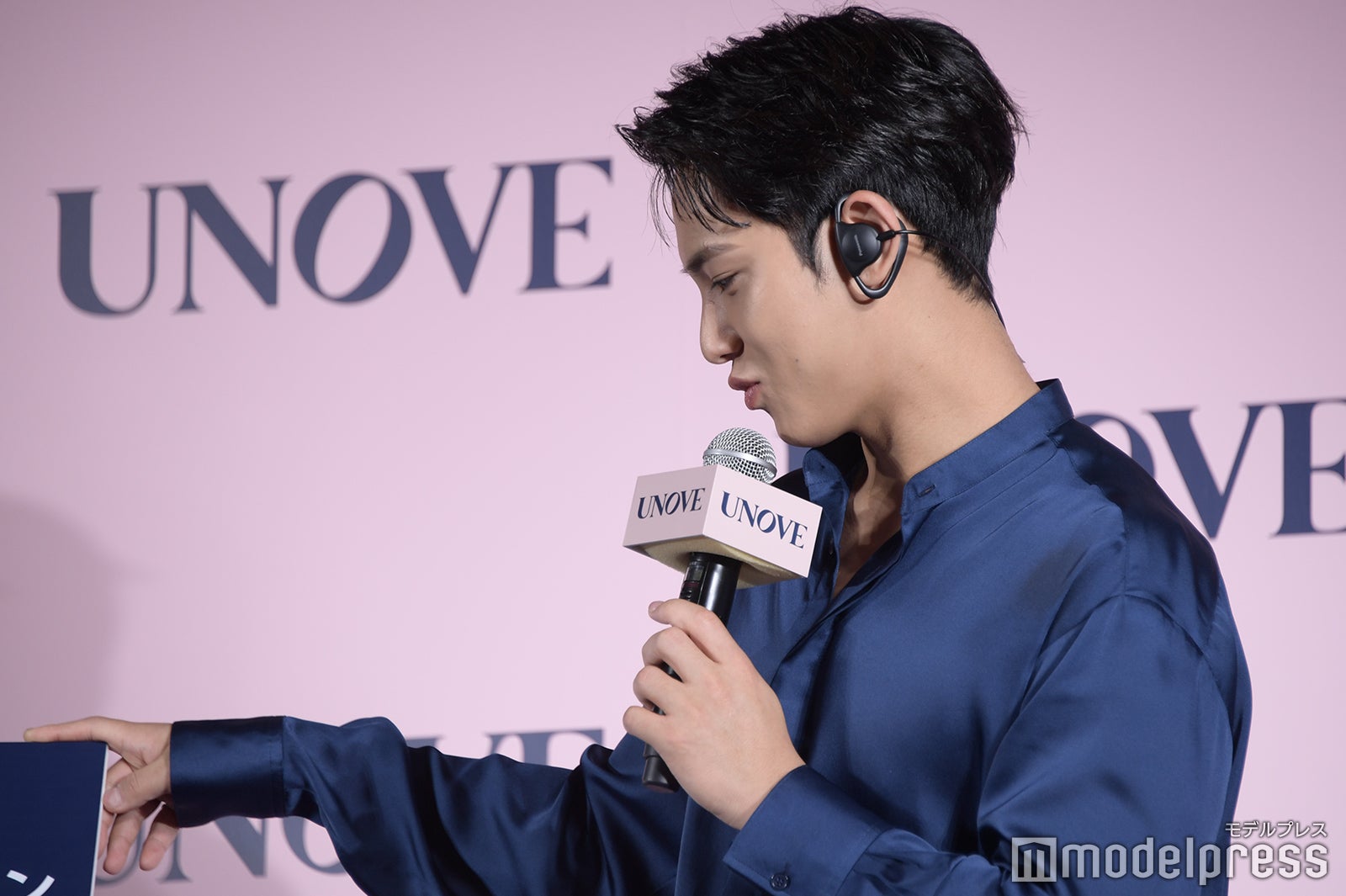 自身の回答が書かれたフリップを読み唇を尖らせるミンギュ（C）モデルプレス