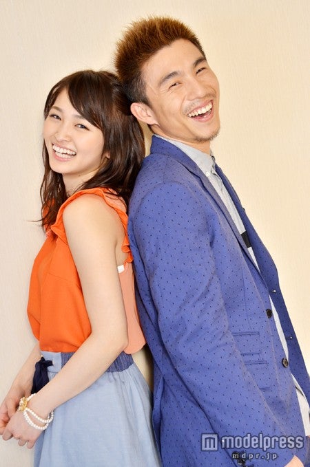 照れながらも背中を合わせるポーズを見せてくれた2人