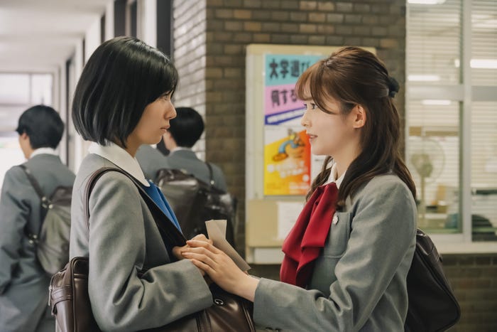 藤吉夏鈴、久間田琳加(C)2024「新米記者トロッ子 私がやらねば誰がやる!」製作委員会