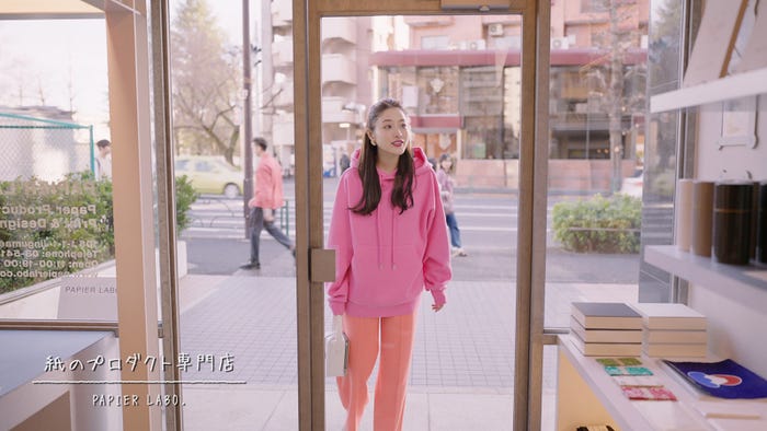 石原さとみ/新CM「北参道_ネクストブレイクの熱を秘めた街」篇より(提供写真)