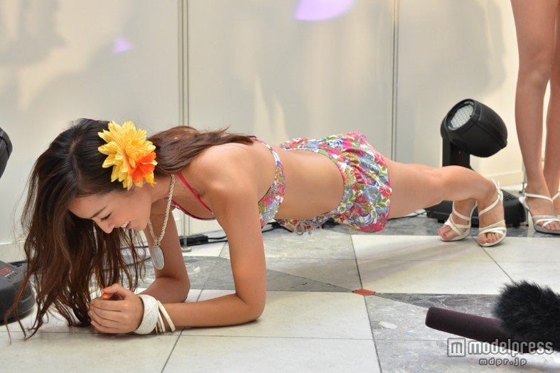 報道陣の前で体幹を鍛えるエクササイズを披露した夏美（斎藤夏美）