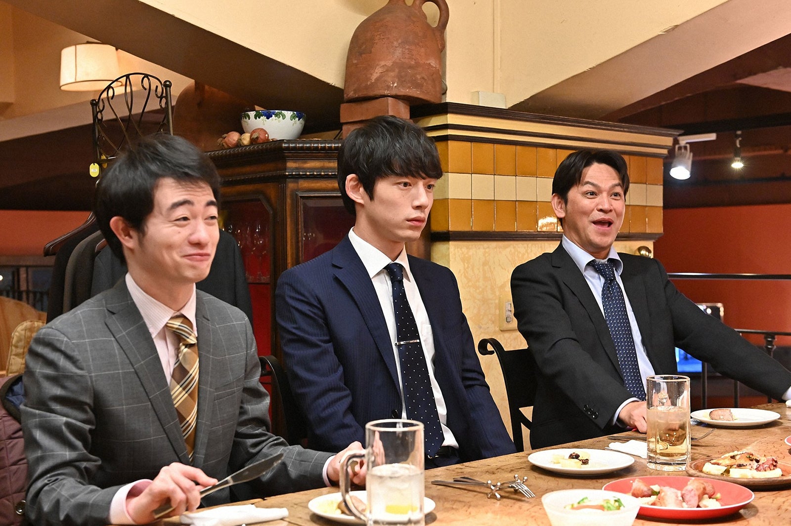 森永悠希、坂口健太郎、岡田圭右／「婚姻届に判を捺しただけですが」第8話より（C）TBS