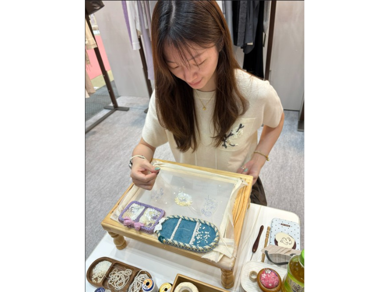 「丘白」26年冬物 高級シルクに手刺繍で付加価値